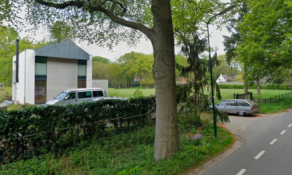 google-maps-screenshot-of-wrecked-car-left-outside-luxe-villa
