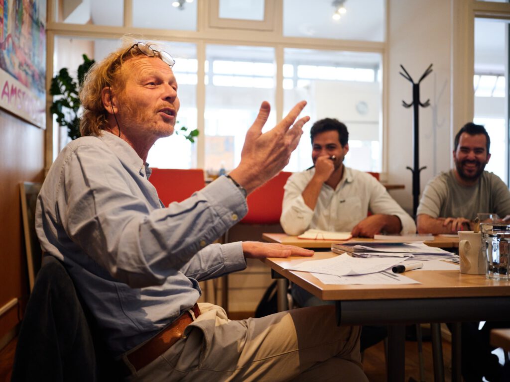 photo-of-dutch-courses-amsterdam-students-and-teacher