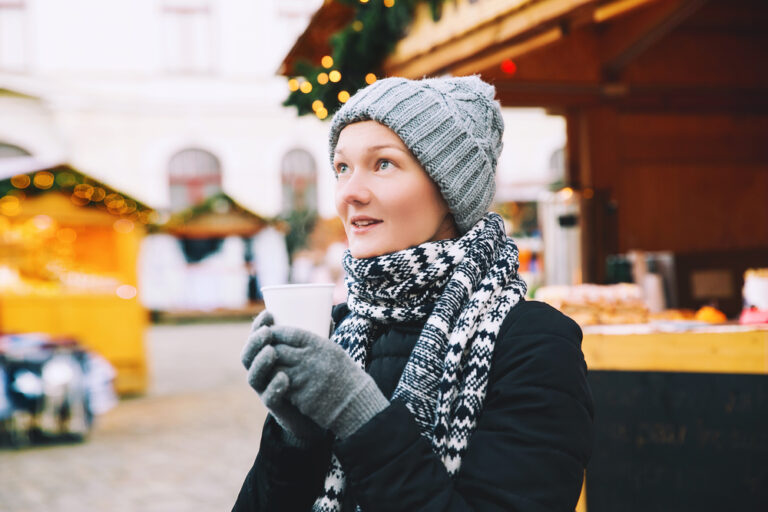 woman-drinking-mulled-wine-at-dutch-christmas-market