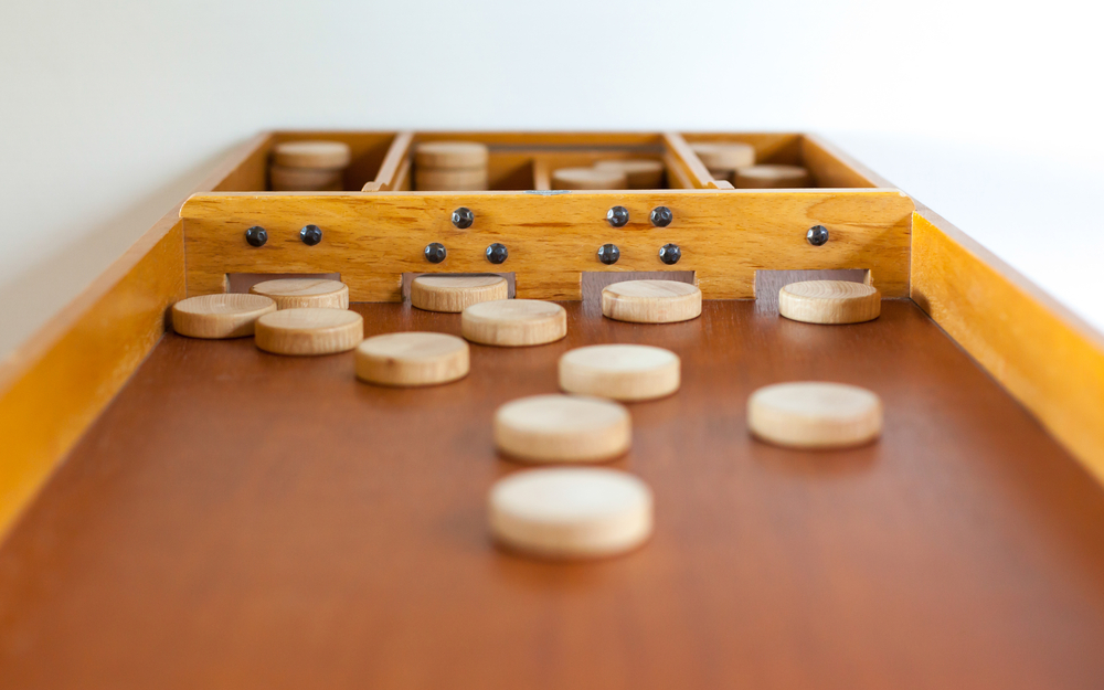 picture-of-adutch-wooden-boardgame-Sjoelen