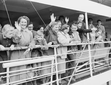 black-white-photo-dutch-migrants-arriving-in-australia-1954