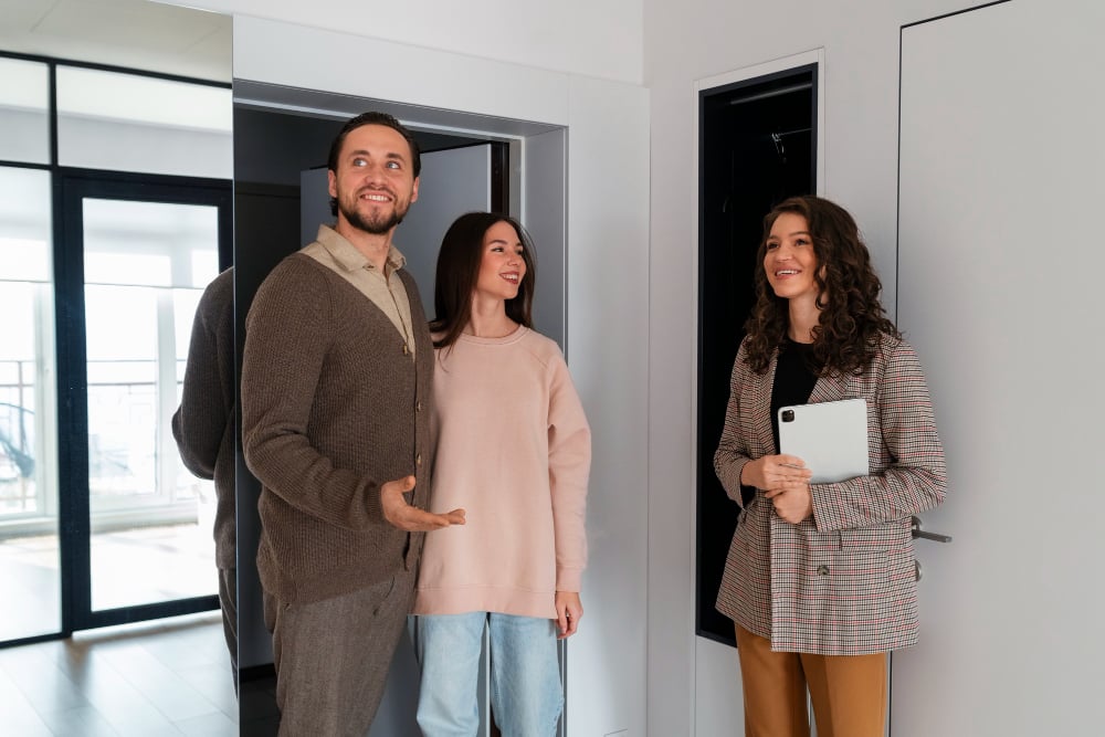 photo-of-couple-looking-at-house-before-taking-out-Dutch-mortgage