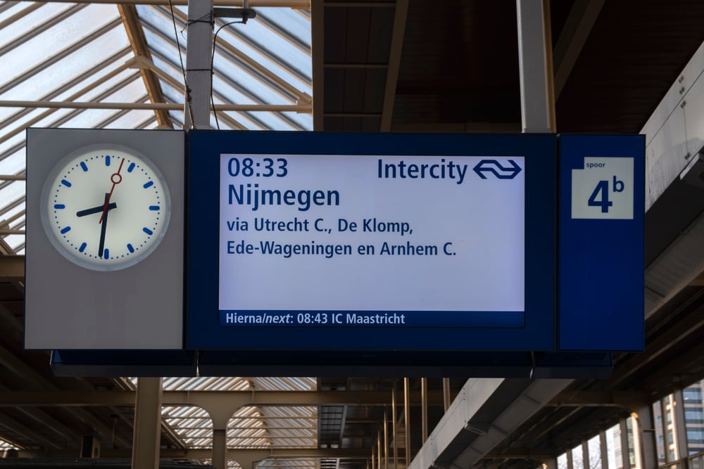 photo-monitor-screen-displaying-next-train-on-dutch-train-station