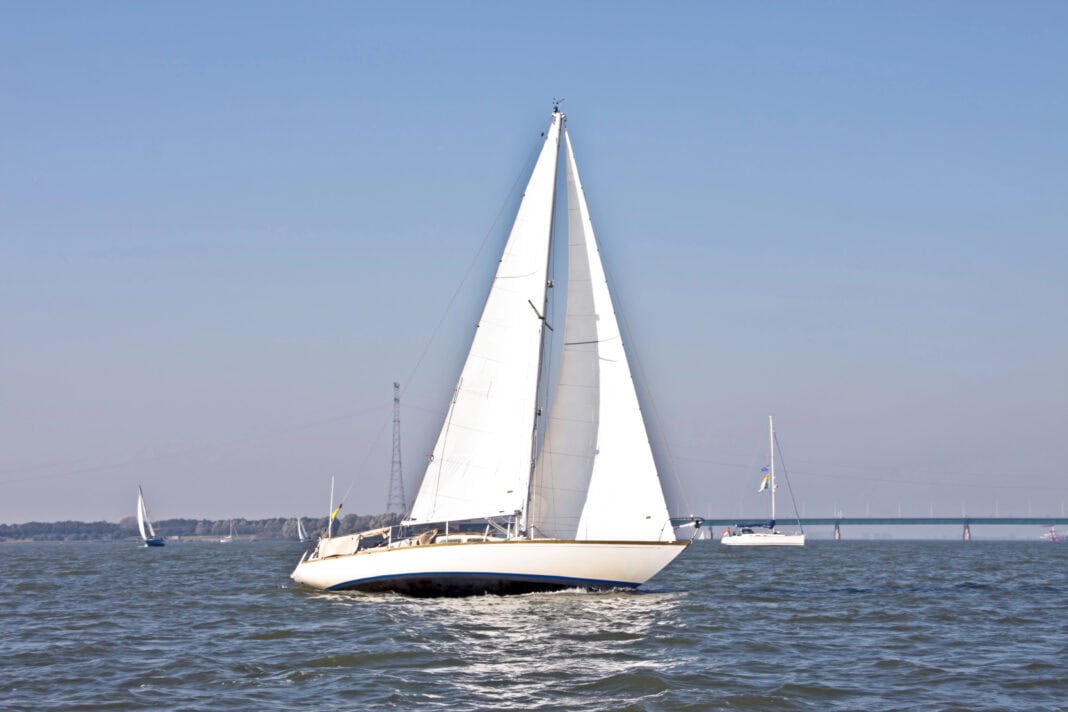 dutch-sailboat-on-the-ijsselmeer-in-the-netherlands