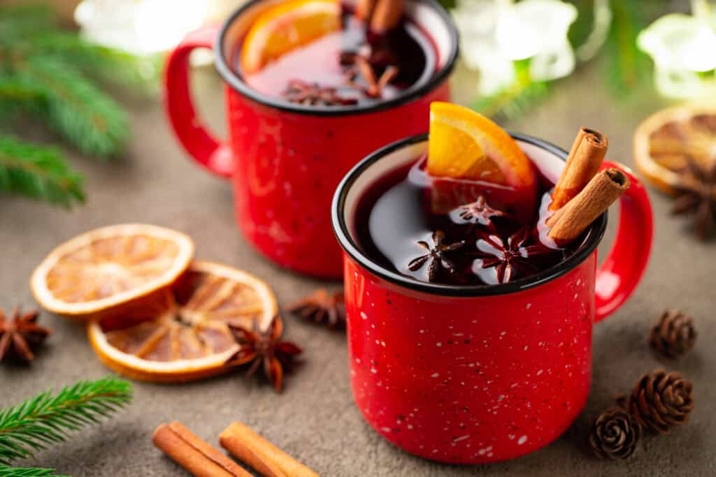 dutch-seasonal-drink-gluhwein-mulled-wine-with-rolls-of-cinnamon-and-slices-of-orange
