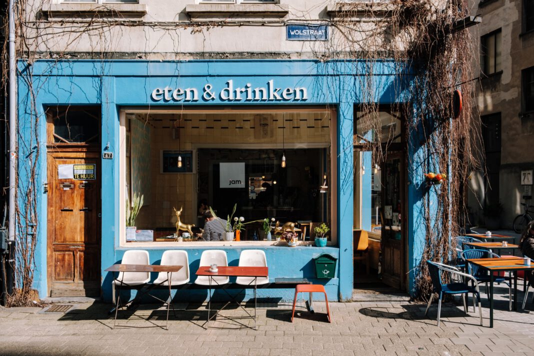 Image-of-a-blue-dutch-store-front-that-says-eten-en-drinken