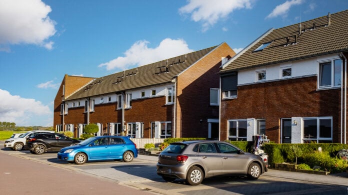 dutch-suburb-with-owner-occupied-homes-and-several-cars-in-the-foreground