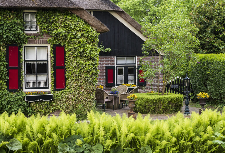 Holy crap! Man poops on a woman’s porch after a (casual?) night stroll