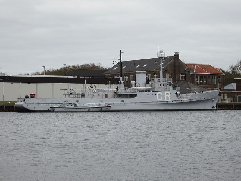dutch-ww2-ship-in-harbour-without-island-disguise
