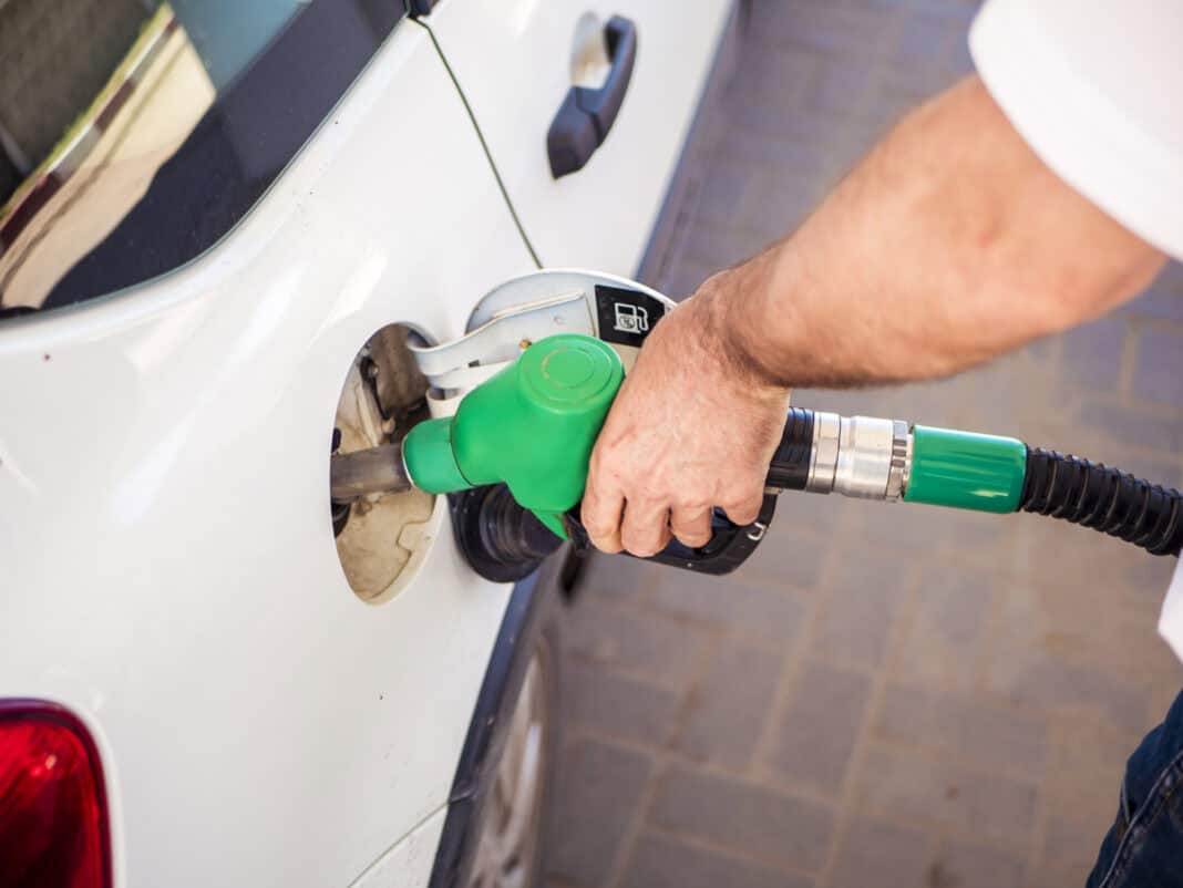 dutchman-filling-up-car-tank-with-petrol-amidst-skyrocketing-oil-prices