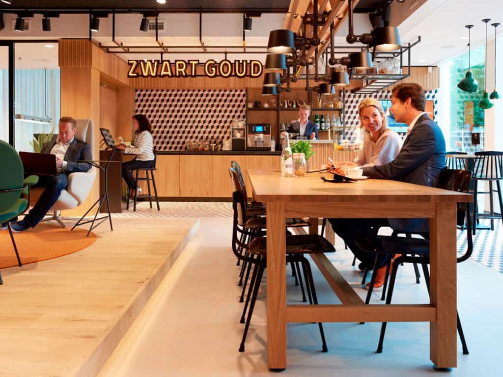 funcionários-na-holanda-conversando-em-um-espaço-de-coworking-enquanto-seu-chefe-os-paga-imediatamente-através-de-um-iban-holandês