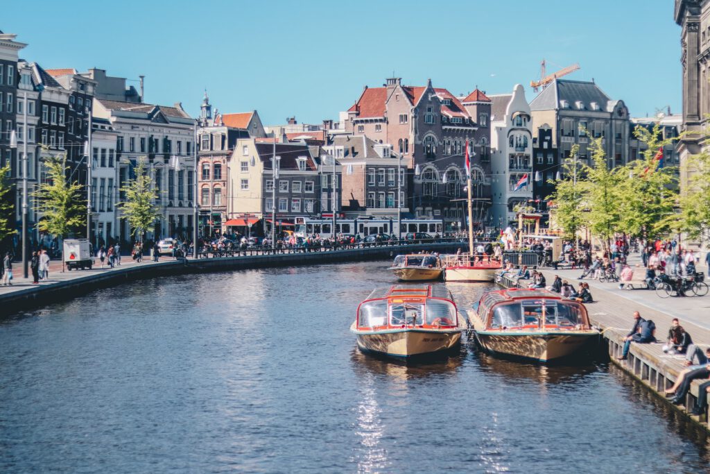 Tourist-cruise-boats-on-canal-in-Amsterdam