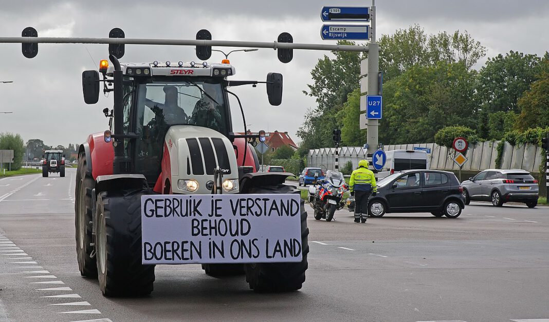 photo-of-tractor-protesting-in-the-hague