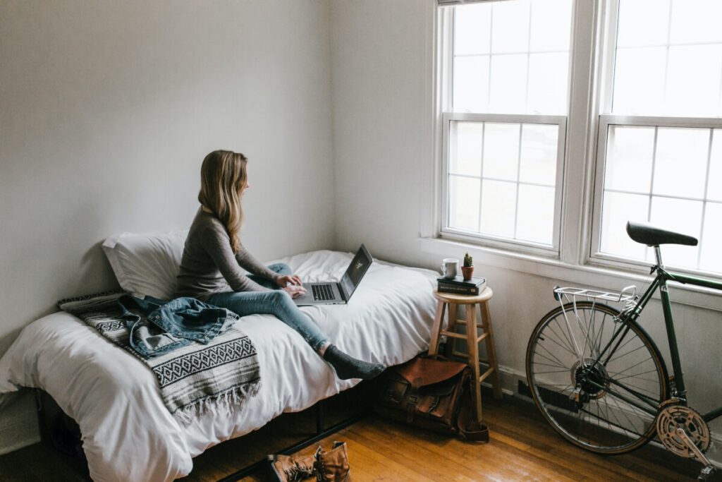 Girl-sitting-on-her-bed-in-amsterdam-student-housing