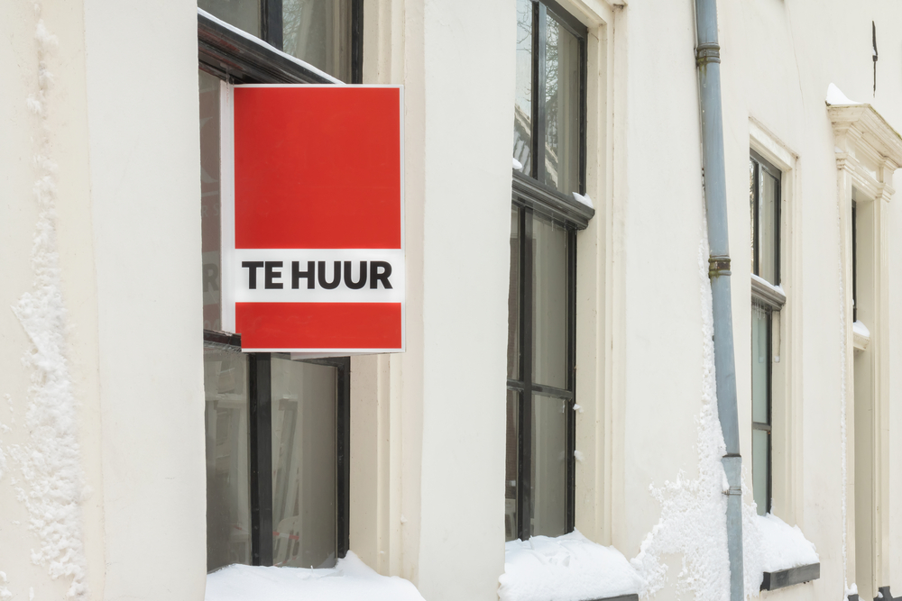 for-rent-sign-in-dutch-on-window-in-snow-covered-street