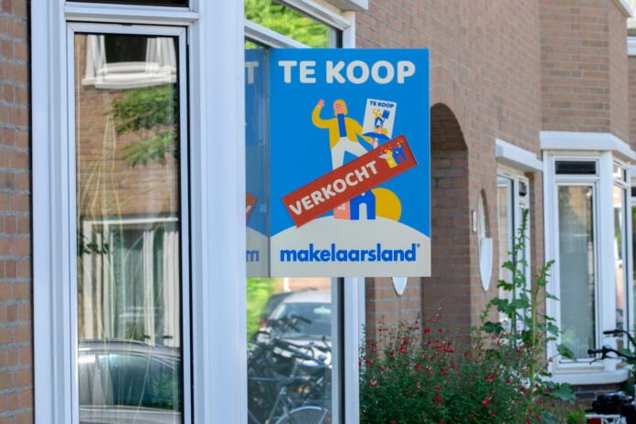 for-sale-sold-sign-on-Dutch-house-dutch-real-estate