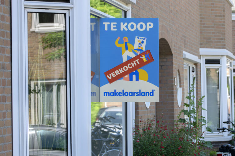 for-sale-sold-sign-on-Dutch-house-dutch-real-estate