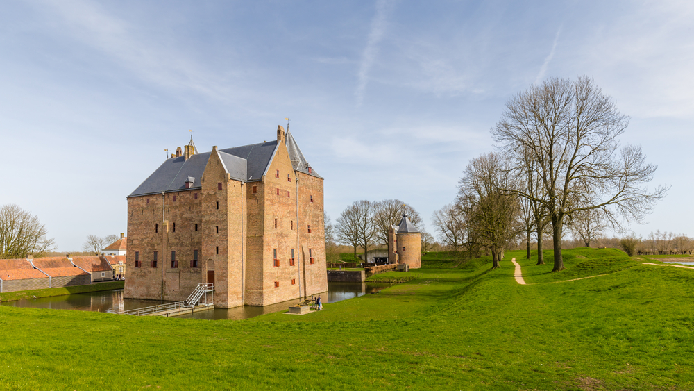 photo-loevestein-castle-netherlands-on-sunny-spring-day