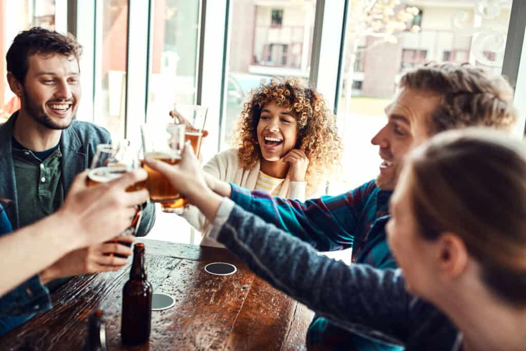 jovens-reunindo-se-em-um-borrel-torcendo-na-holanda