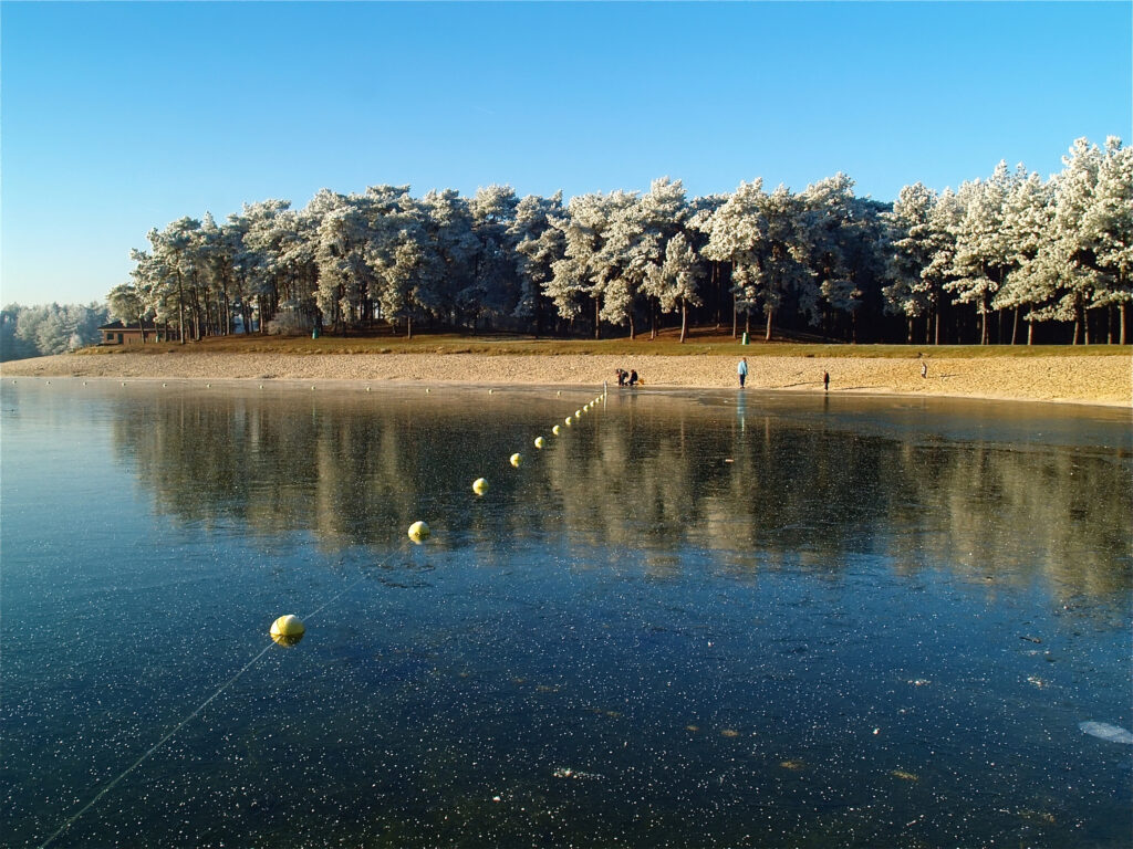 photo-of-frozen-water-at-zandenplas-beach-veluwe