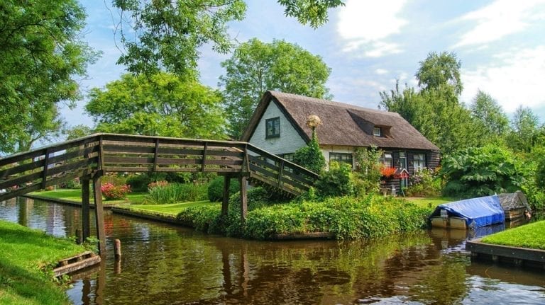 photo-of-houses-a-bridge-and-a-canal-in-the-beautiful-town-of-giethoorn