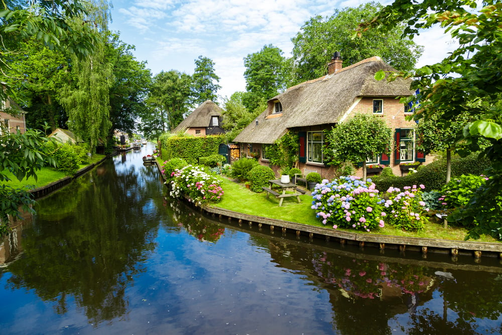 Image-of-Giethoorn-in-Overijssel-with-canals-instead-of-roads