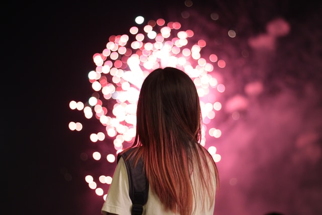 picture-of-a-girl-looking at-fireworks