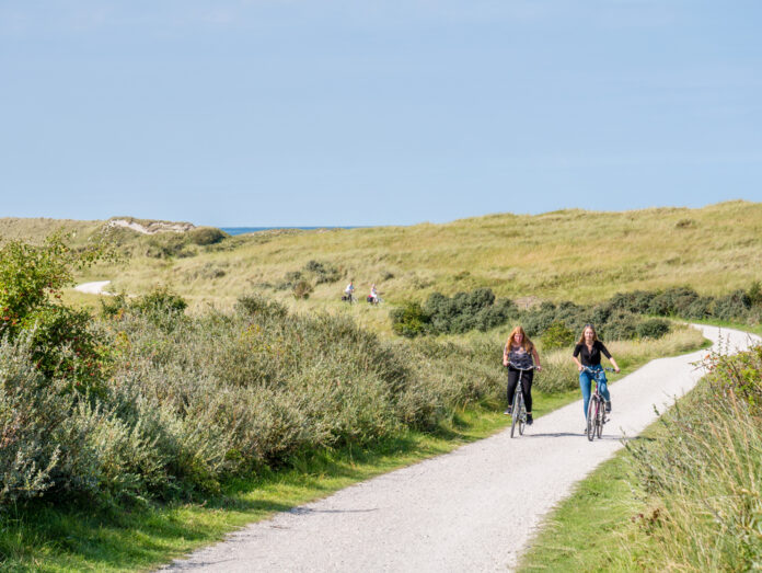 girls-biking-weather-report-the-netherlands