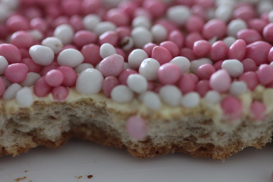 close-up-picture-of-a-bread-slice-topped-with-muisjes