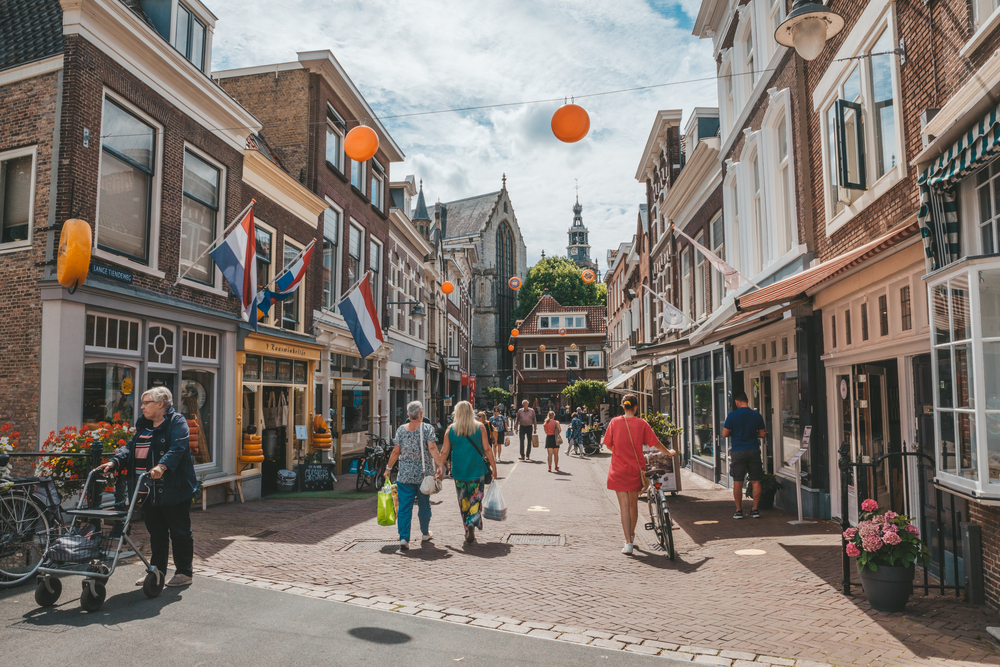 photo-of-gouda-city-street-with-people-on-tour