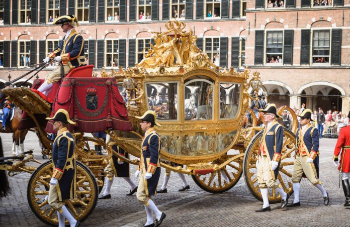 dutch-royal-family-use-golden-carriage