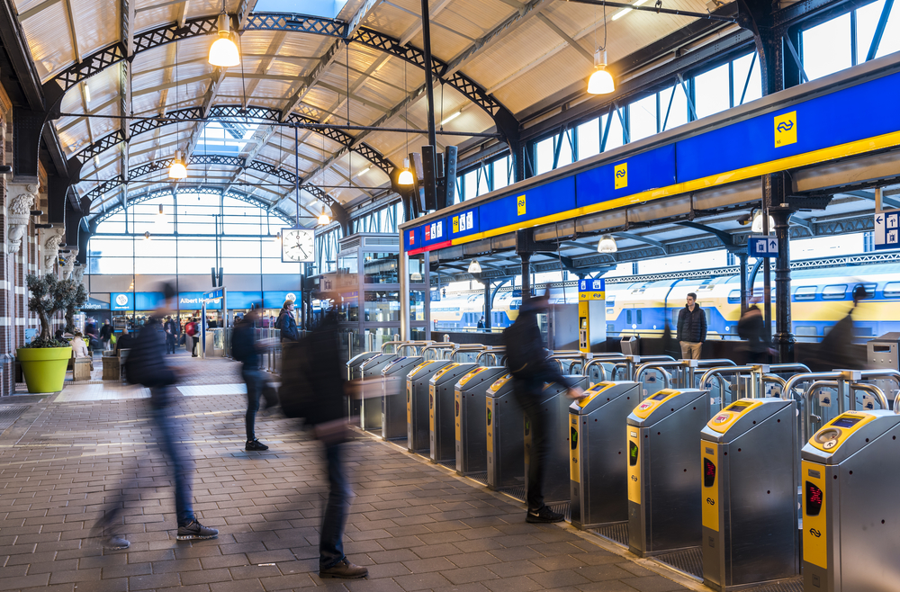 photo-travellers-checking-in-at-nijmegen-station-netherlands