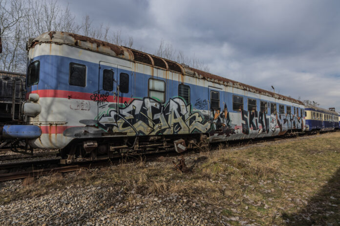 picture-of-train-with-sprayed-graffiti