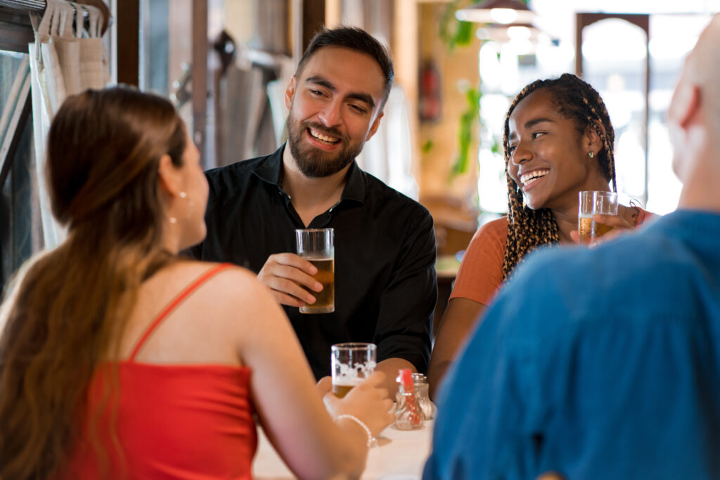 
group-of-friends-enjoying-drinks-at-bar-not-having-to-worry-about-maths-thanks-to-ing-payment-request