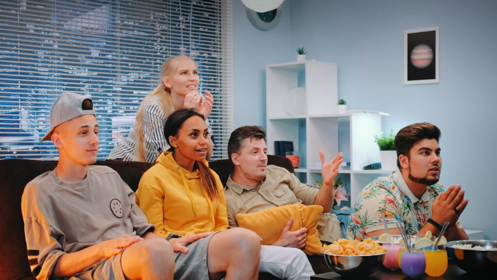 grupo-de-fãs-de-futebol-holandeses-assistendo-a-copa-do-mundo-da-fifa-na-tv-e-comendo-pipoca