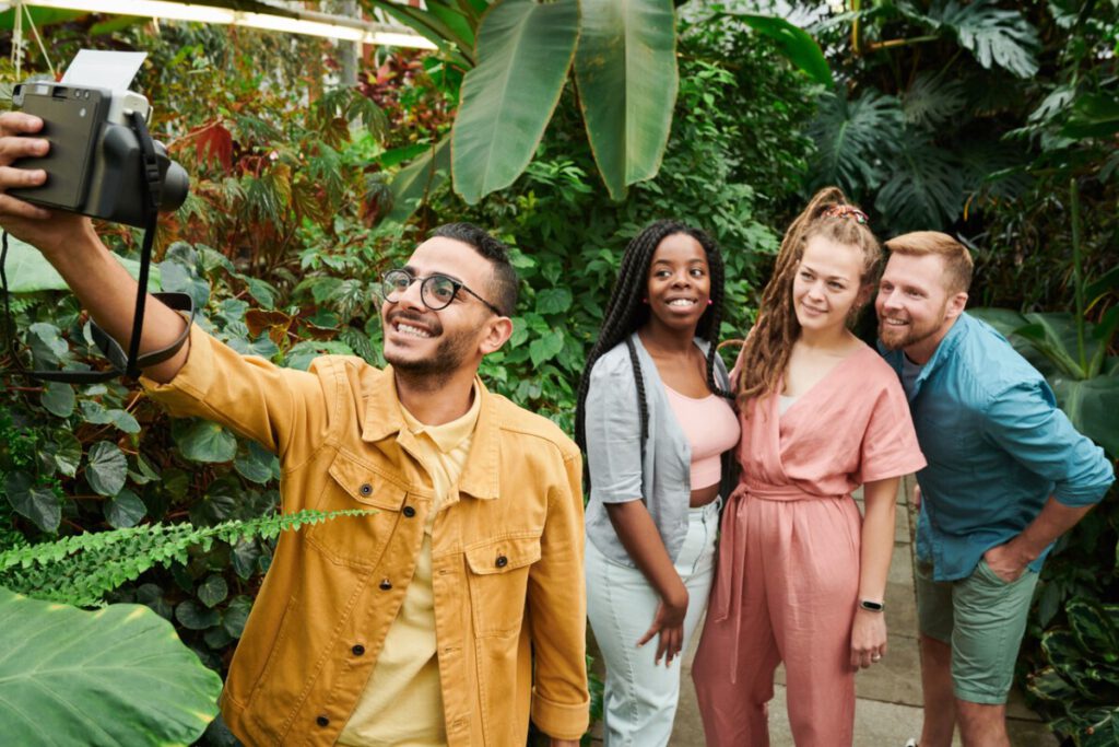 foto-di-quattro-coppia-amici-presa-selfie-in-giardino