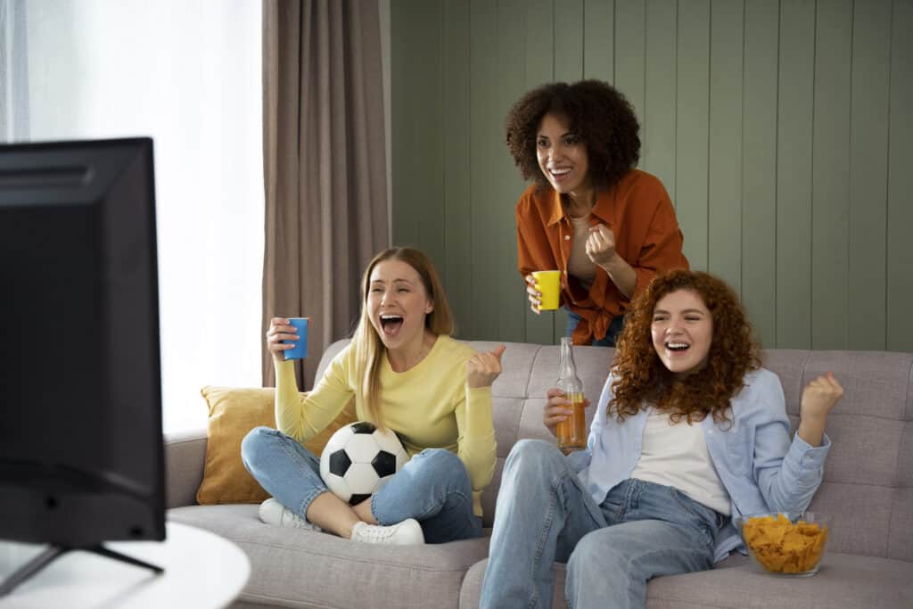 grupo-de-amigos-assistindo-a-uma-partida-de-futebol-na-tv-graças-a-vpn