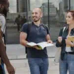 grupo-de-estudantes-internacionais-na-holanda-fora-de-uma-universidade-holandesa