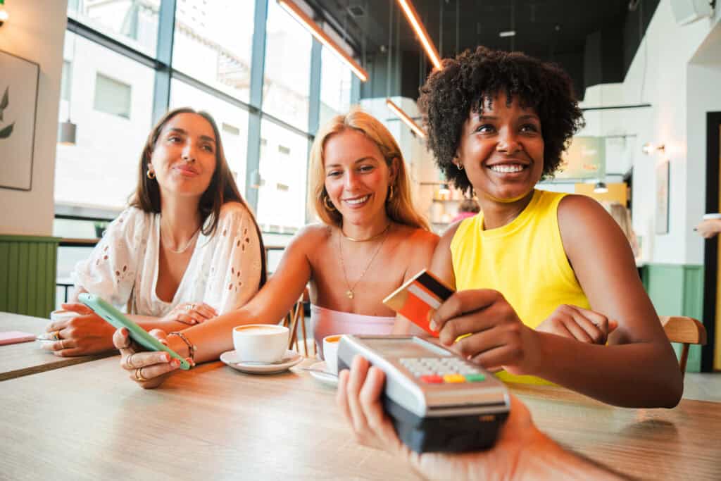 grupo-de-internacional-na-holanda-usando-cartões-de-bancos-estrangeiros-para-pagar-pelo-café