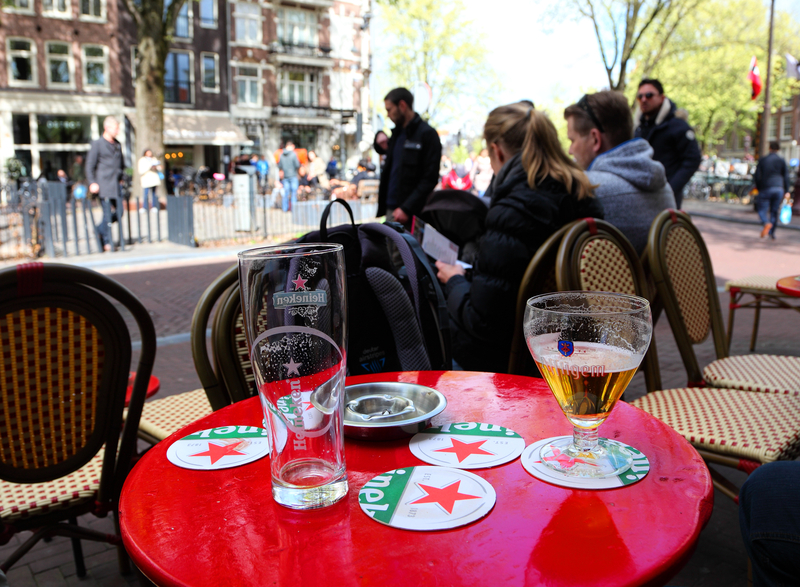 half-empty-beer-glasses-on-dutch-terrasje-table