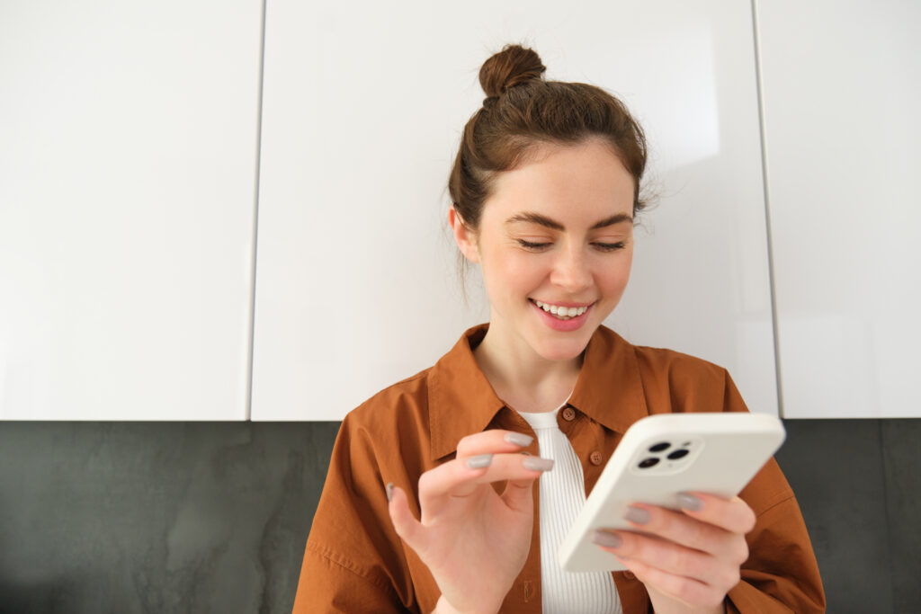 happy-woman-with-smartphone-smiling-because-she-got-paid-back-instantly-with-ING