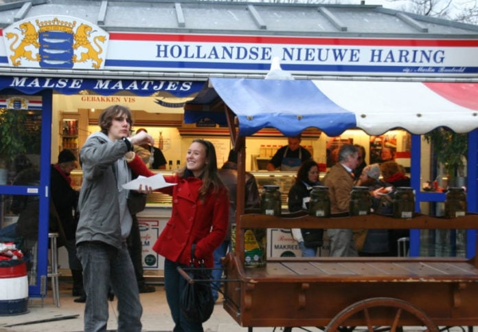 Dutch-man-and-woman-eating-harring