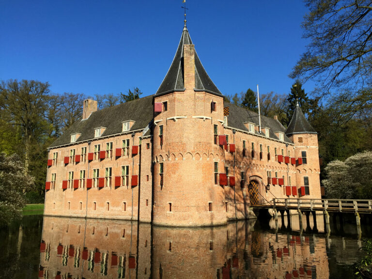 Dutch Royal House welcomes Ukrainian refugees at castle in Apeldoorn