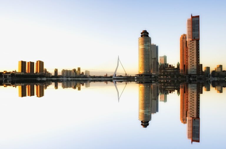 Rotterdam experiments with making even MORE space for bikes