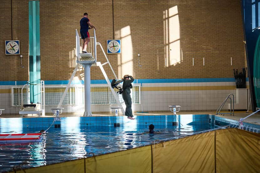 rainha-máxima-salta-na-piscina-para-exercício-de-mergulho