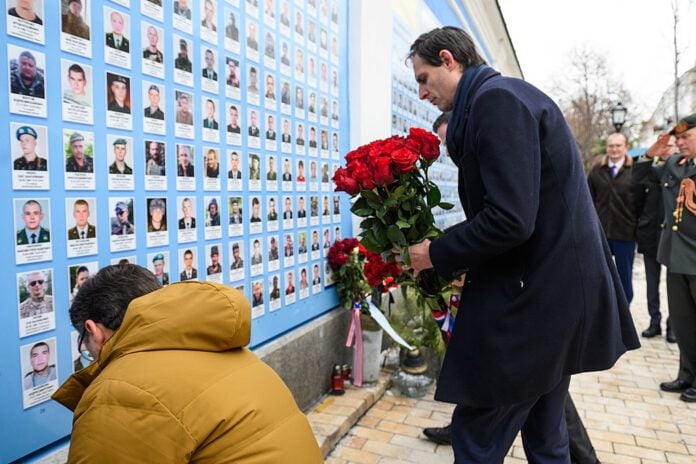 photo-dutch-foreign-minister-hoekstra-visits-lays-flowers-at-ukrainian-war-memorial-for-fallen-soldiers-2022