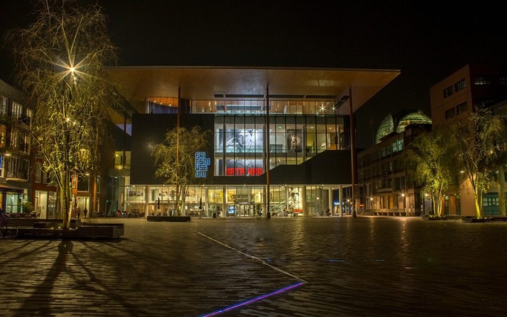 friesmuseum-leeuwarden-at-night