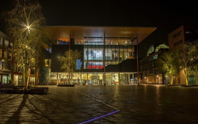friesmuseum-leeuwarden-at-night