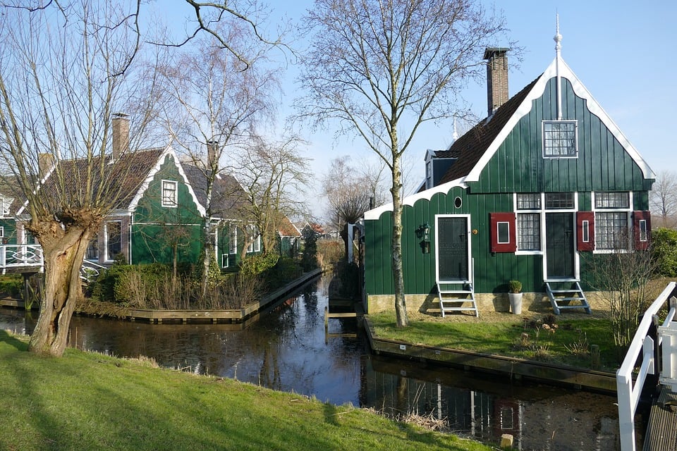 Photo-of-green-wooden-houses-at-the-idyllic-zaanse-schans