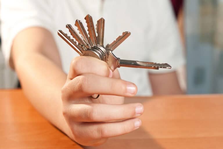 a-woman-holding-a-stack-of-keys-for-her-apartment-she-is-renting-with-the-help-of-the-huurtoeslag-rental-allowance